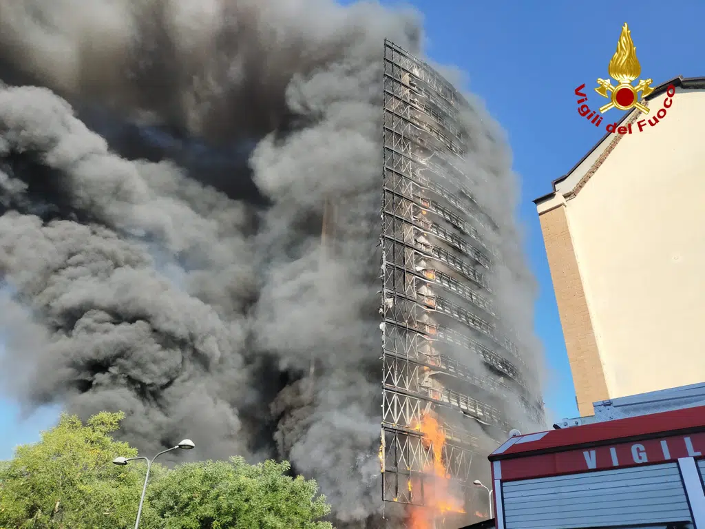 Incendio torre del Moro Milano